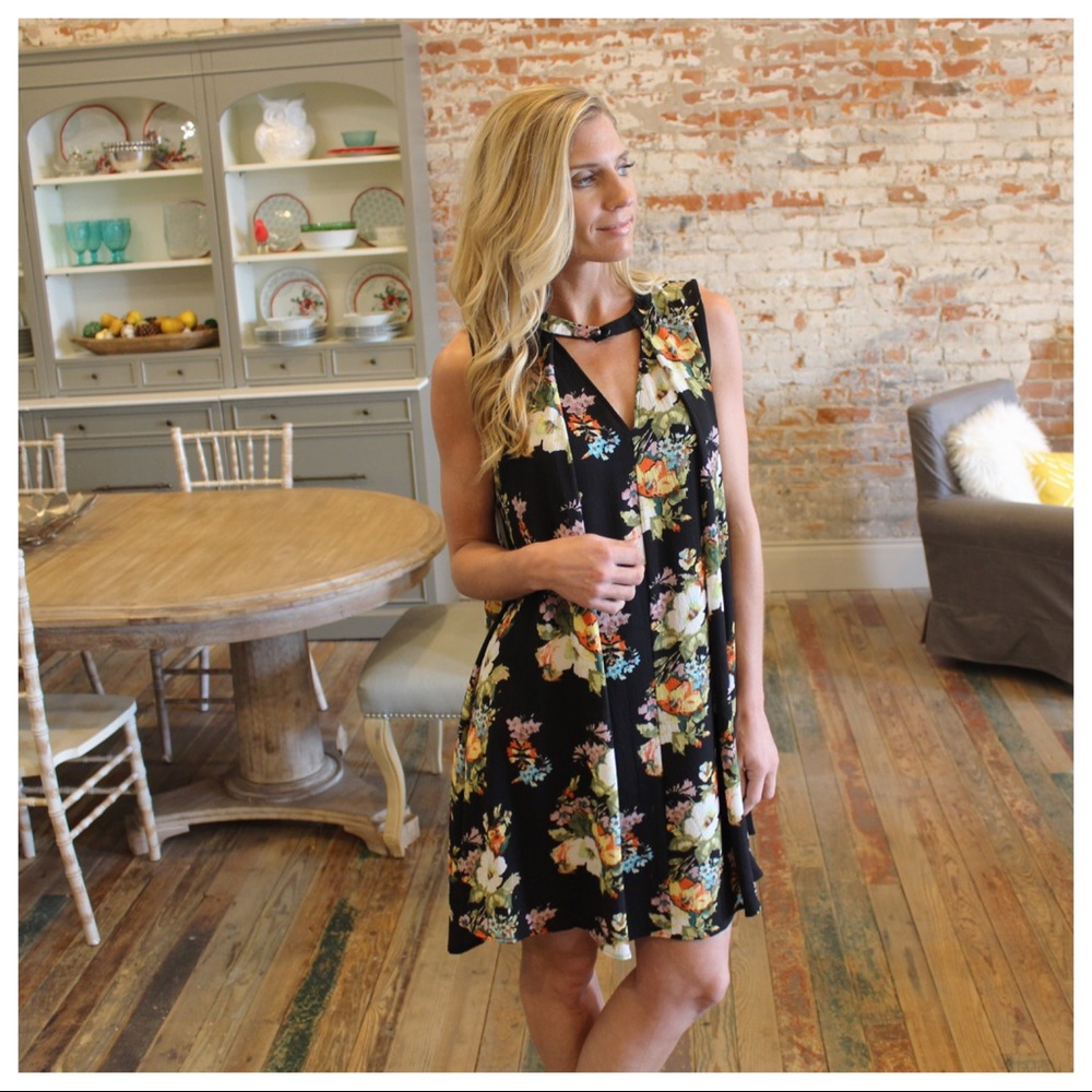 ✨LAST ONE✨Black Sleeveless Floral Dress - Picture 4 of 5